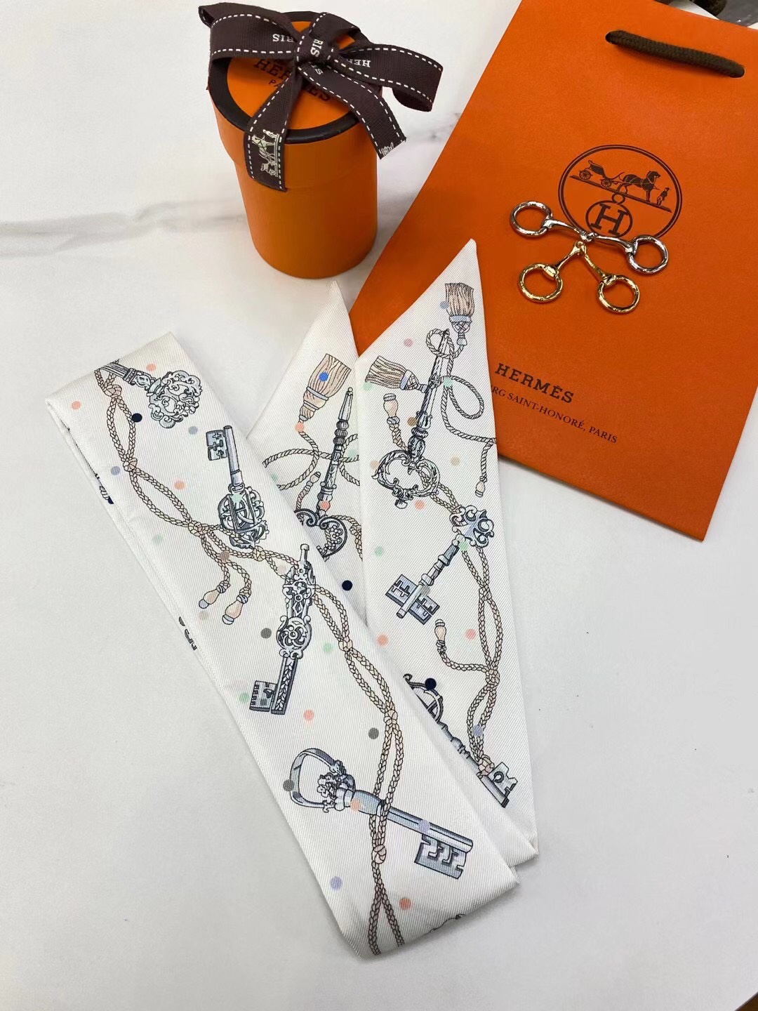 Hermes Maxi twilly Size：5*86cm 100%桑蚕丝 领带、包链、腰带等随意搭配