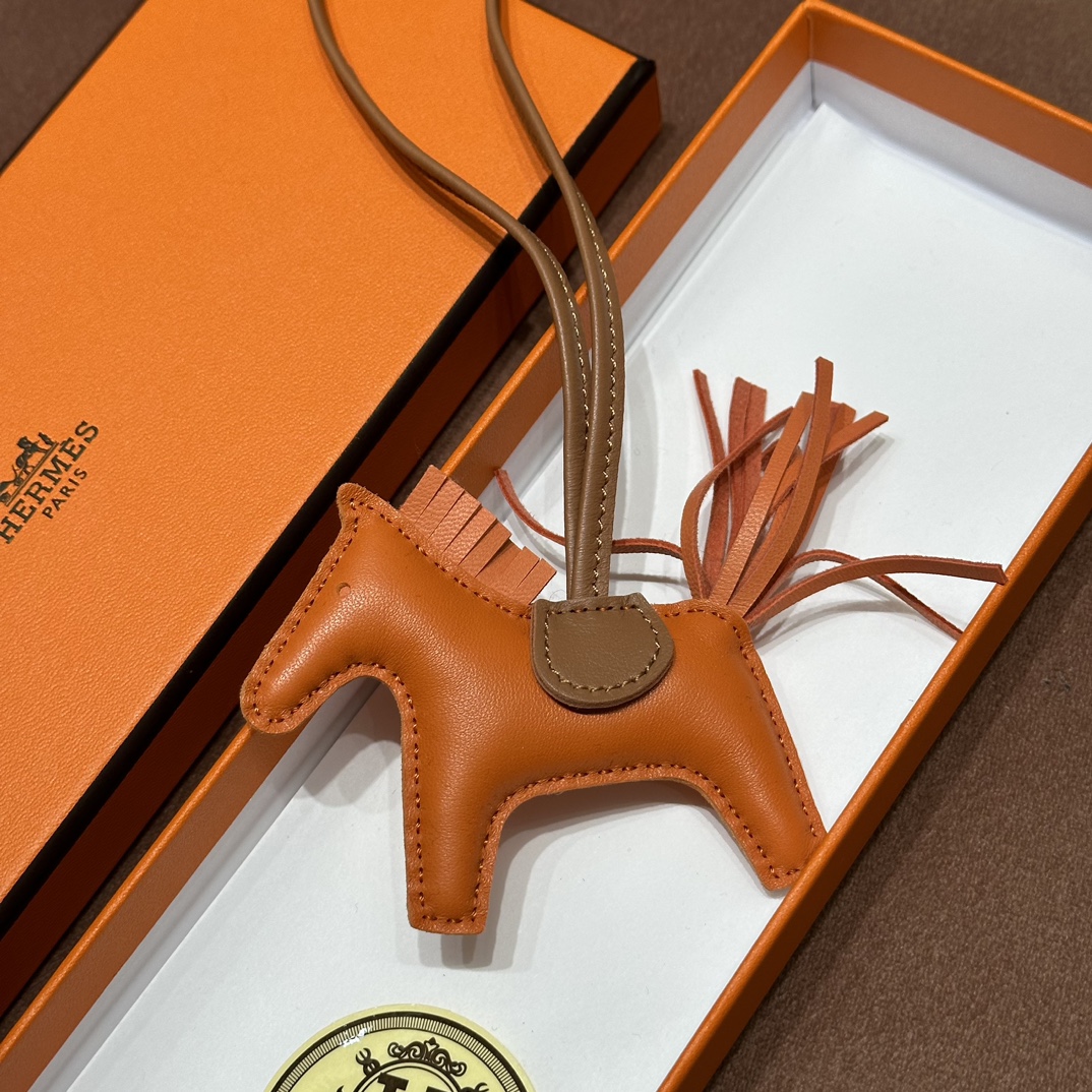 HERMES 爱马仕 【现货】 小马挂件 93 Orange 橙色 CK37金棕  现货 进口蜜蜡线 全手工制作