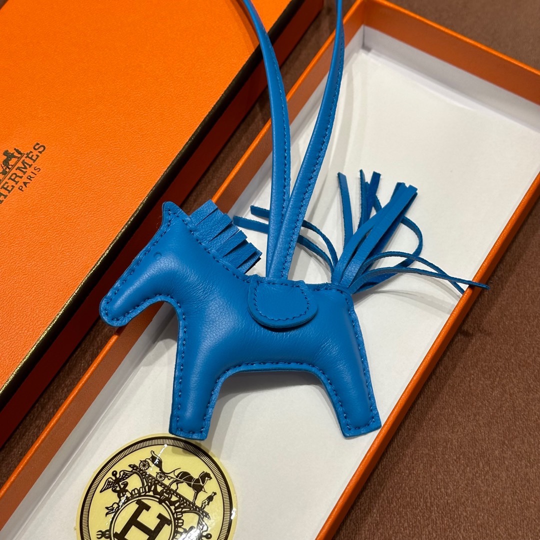 HERMES 爱马仕 【现货】 小马挂件 T7 Bleu Hydra水妖蓝  现货 进口蜜蜡线 全手工制作