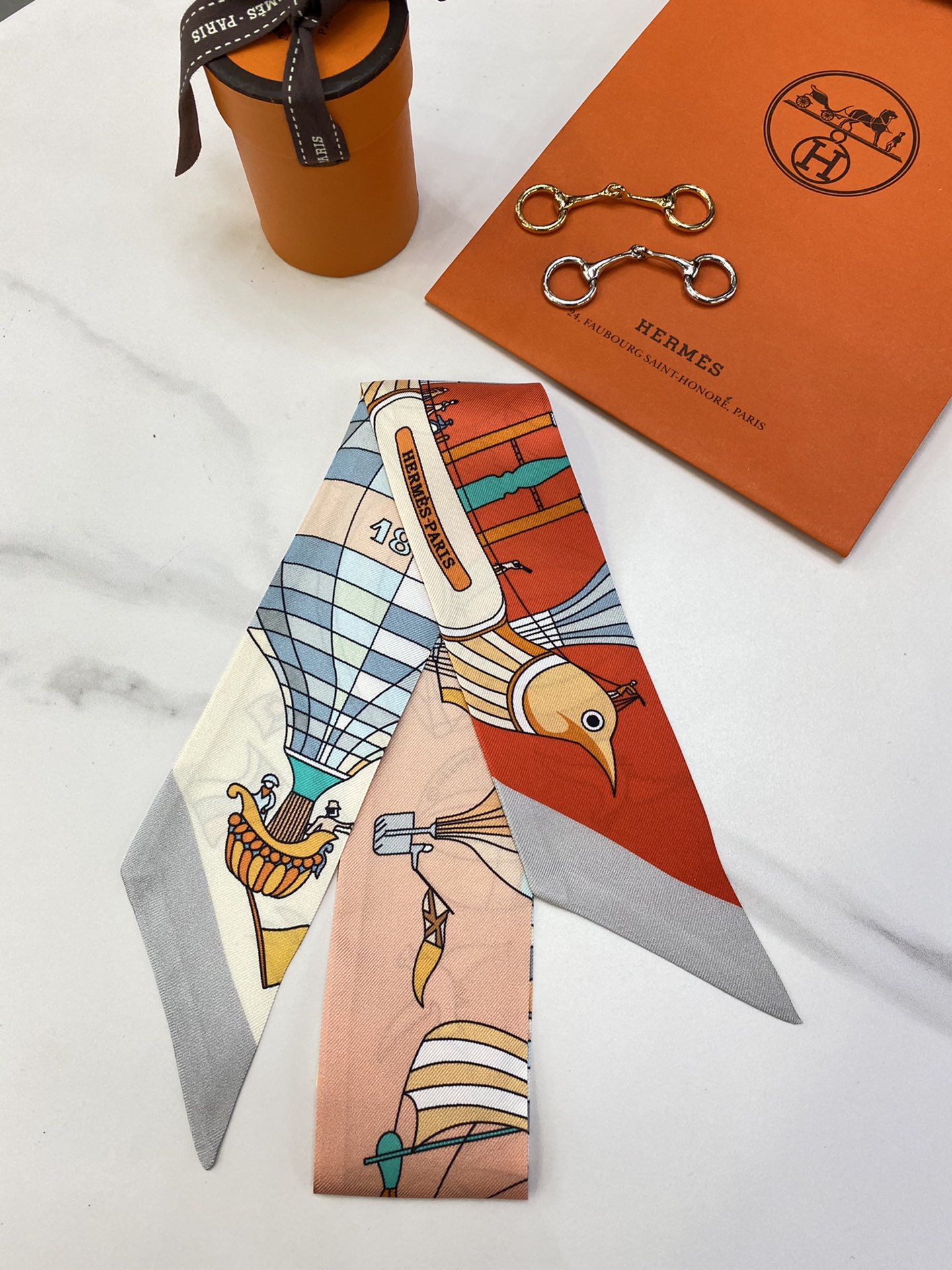 Hermes Maxi twilly Size：5*86cm 100%桑蚕丝 领带、包链、腰带等随意搭配
