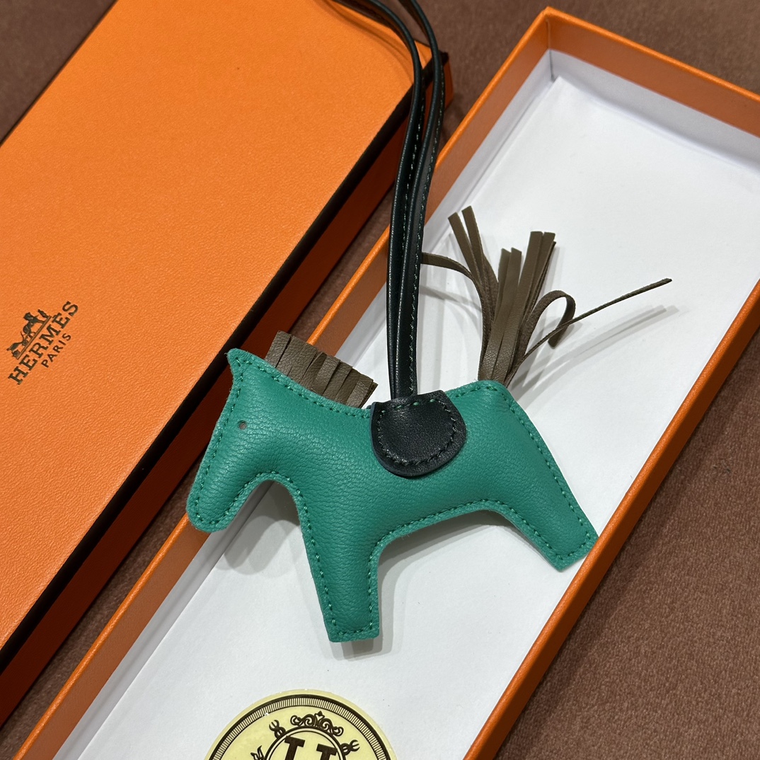 HERMES 爱马仕 【现货】 小马挂件 6Q Vert Emeraude宝石绿 61 Vert Olive橄榄绿 6H Vert Veronese维罗纳绿 现货 进口蜜蜡线 全手工制作
