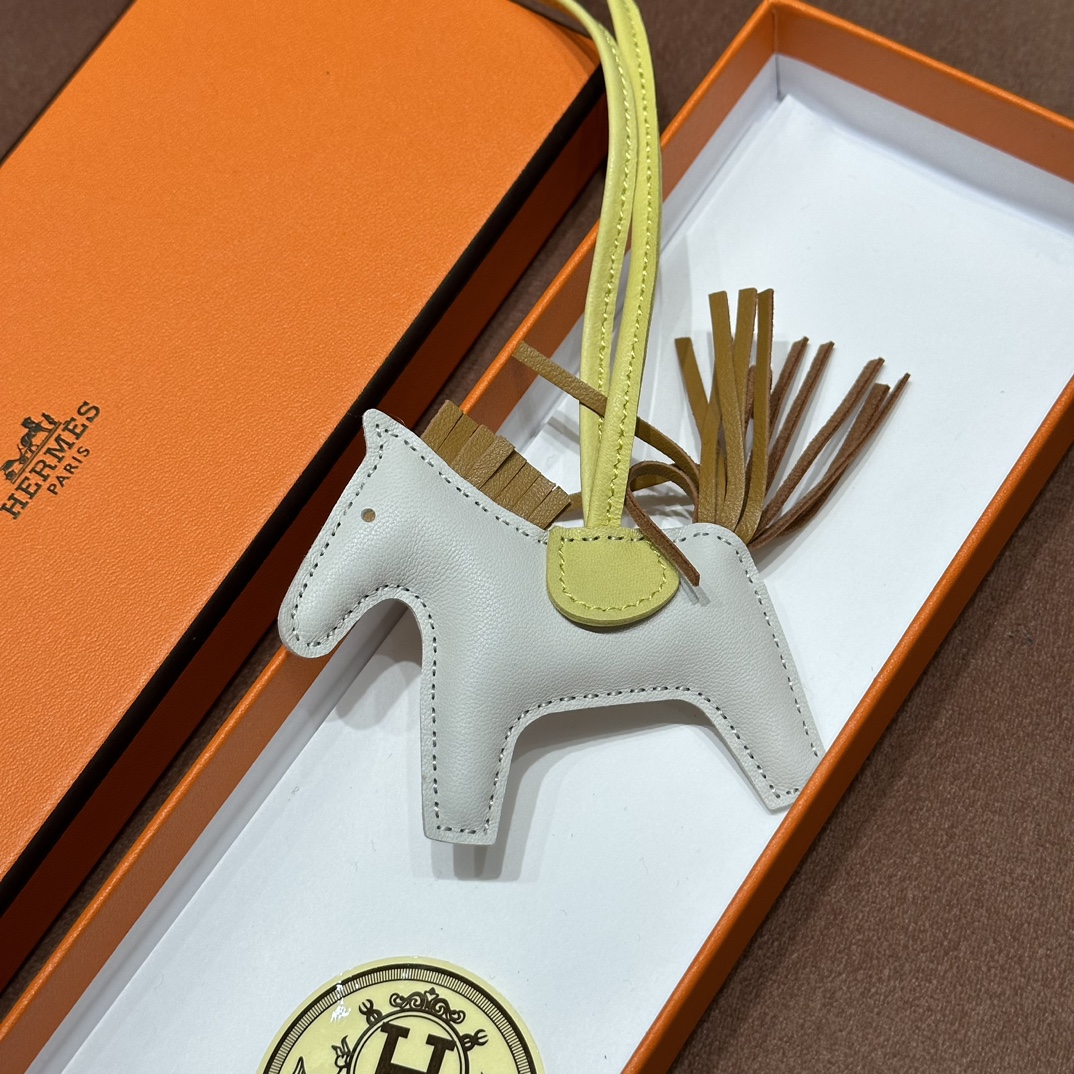 HERMES 爱马仕 【现货】 小马挂件 80 Gris Perle 珍珠灰 CK37 金棕 9N Citron 柠檬黄 现货 进口蜜蜡线 全手工制作