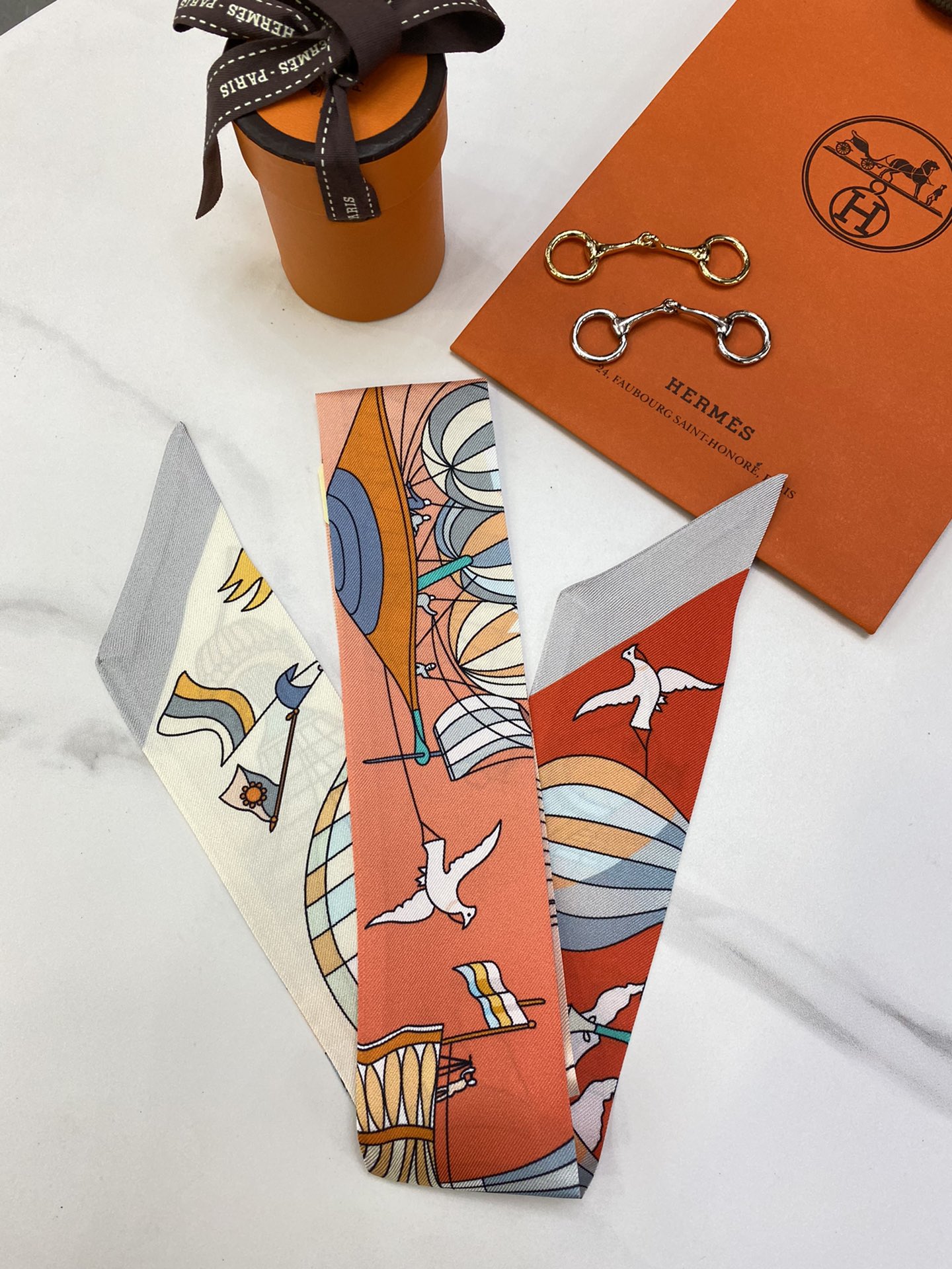 Hermes Maxi twilly Size：5*86cm 100%桑蚕丝 领带、包链、腰带等随意搭配