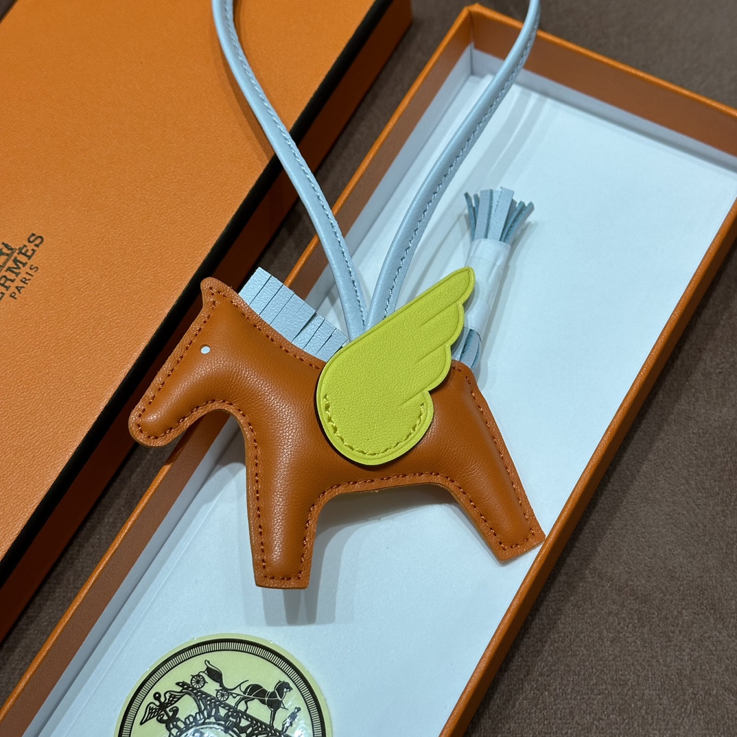 HERMES 爱马仕 【现货】 小马挂件 28 Caremel焦糖色 9N Citron 柠檬黄 3P Bieu Atoil泻湖蓝 现货 进口蜜蜡线 全手工制作
