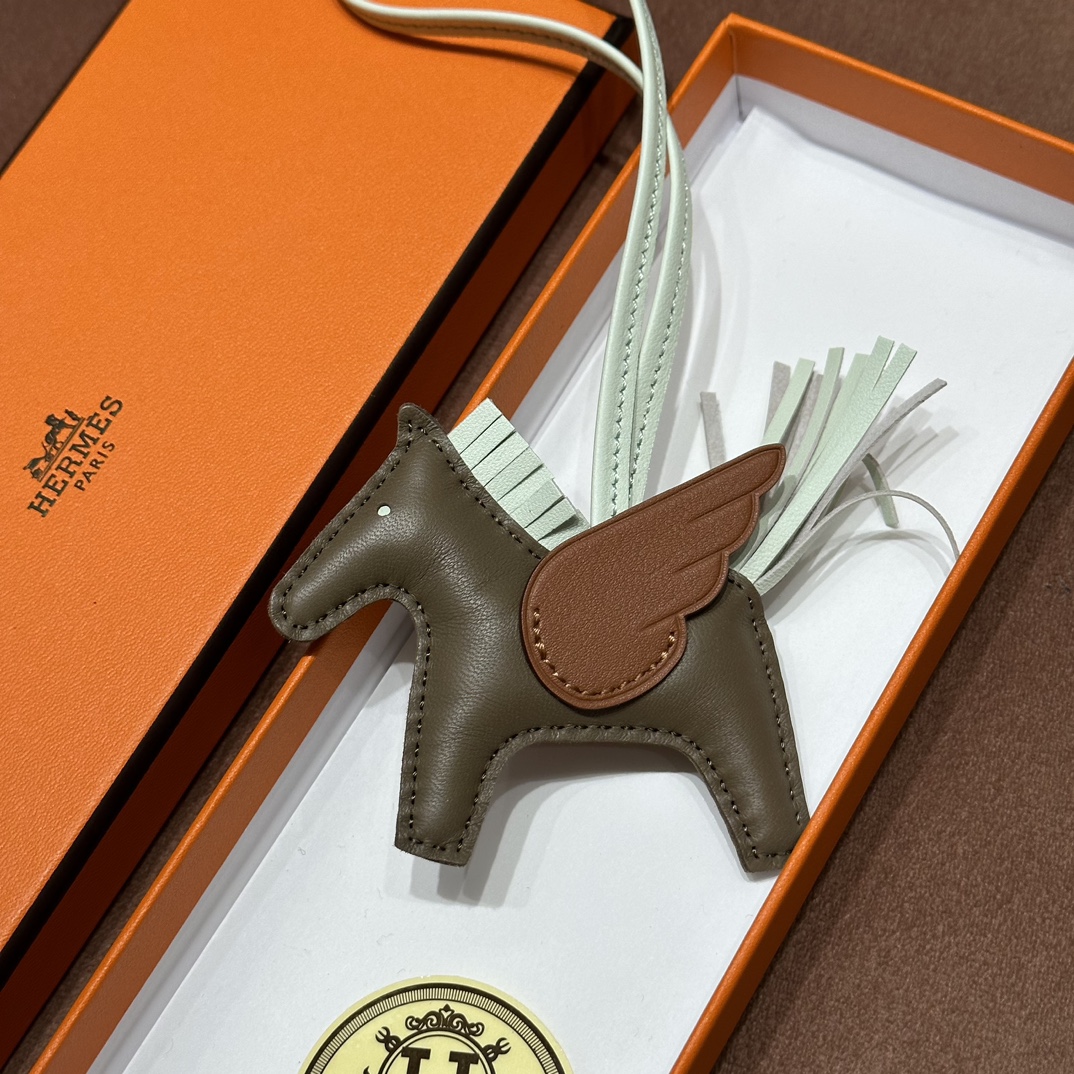 HERMES 爱马仕 【现货】 小马挂件 46 EBONE乌木 CK37棕色 4S气泡绿  现货 进口蜜蜡线 全手工制作