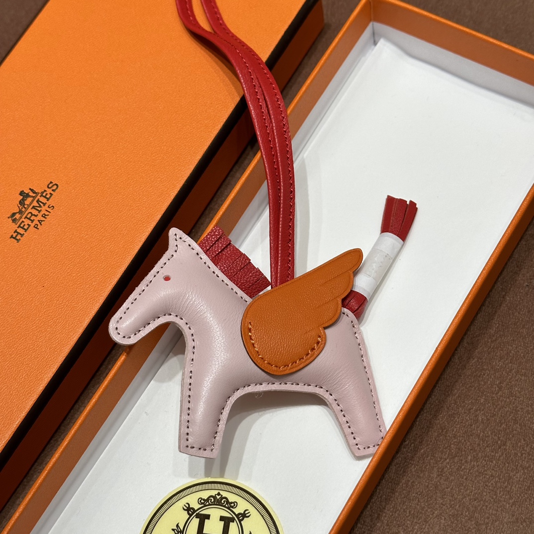 HERMES 爱马仕 【现货】 小马挂件 94 陶瓷粉 93 Orange橙色 S5 Rouge Tomate番茄红 现货 进口蜜蜡线 全手工制作