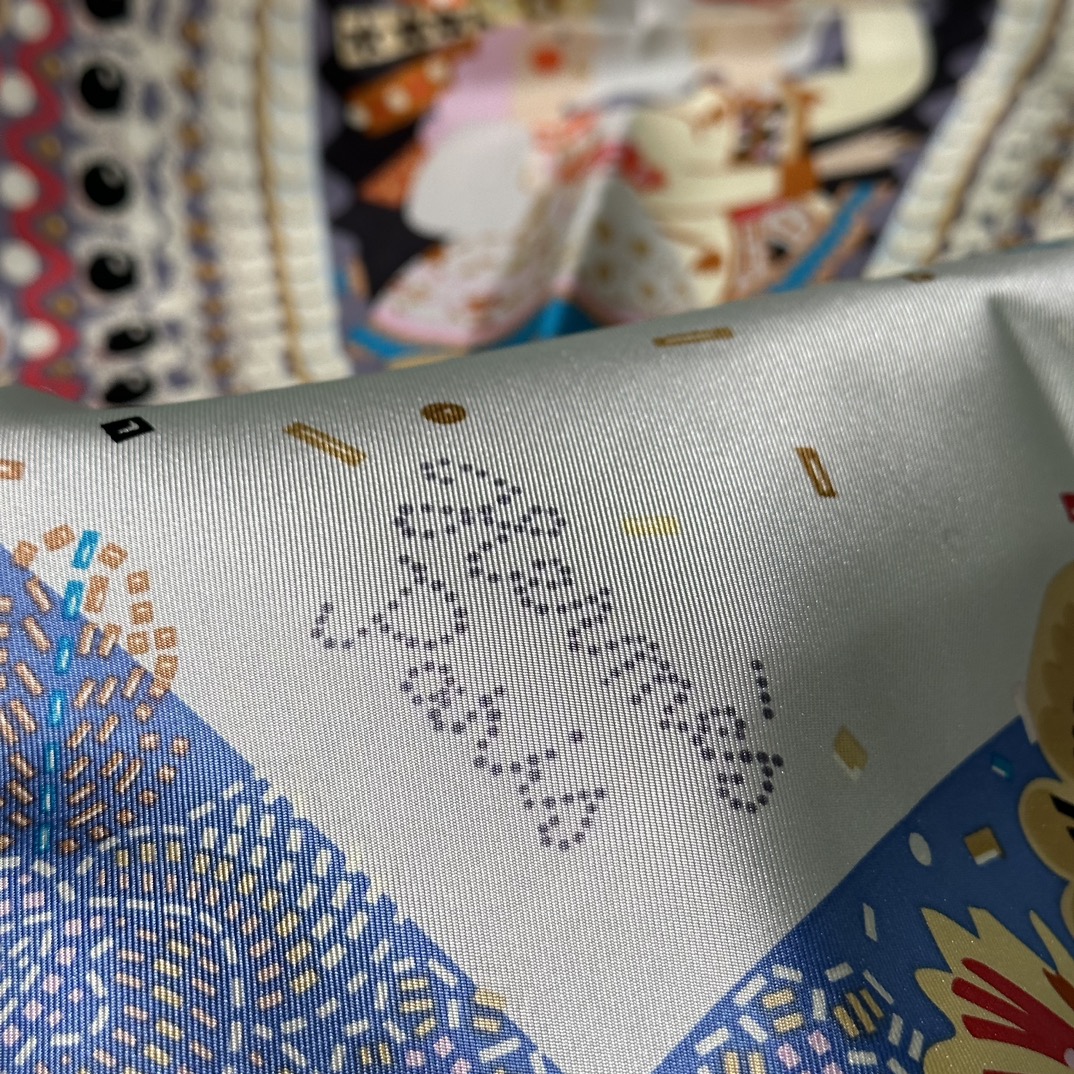 Hermes 2023春夏 New 《华服庆典》90x90cm 100%斜纹真丝