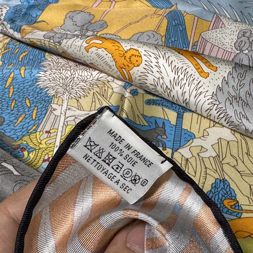 Hermes 《动物狂欢》 90x90cm 100%斜纹真丝 18mm【双面高定】专柜克重 精致手工卷边