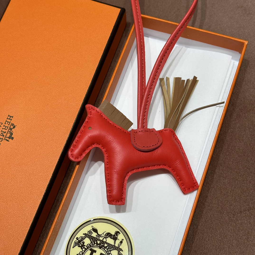 HERMES 爱马仕 【现货】小马挂件 S5 Rouge Tomate爱心红 CK37金棕色 现货 进口蜜蜡线 全手工制作