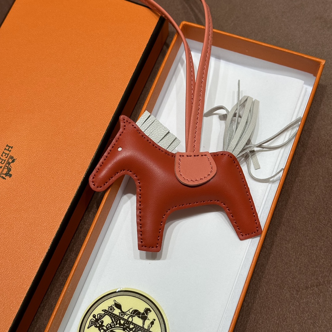 HERMES 爱马仕 【现货】小马挂件 G5 Bois De Rose玫瑰木色 80 Gris Perle 珍珠灰 S5 Rouge Tomate爱心红 现货 进口蜜蜡线 全手工制作