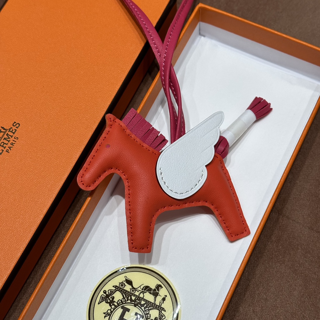 HERMES 爱马仕 【现货】 小马挂件 S5 Rouge Tomate 爱心红 5J Fushsia悬铃花紫 0T冰川白 现货 进口蜜蜡线 全手工制作-铂金女王 HERMES 爱马仕 【现货】 小马挂件 S5 Rouge Tomate 爱心红 5J Fushsia悬铃花紫 0T冰川白 现货 进口蜜蜡线 全手工制作