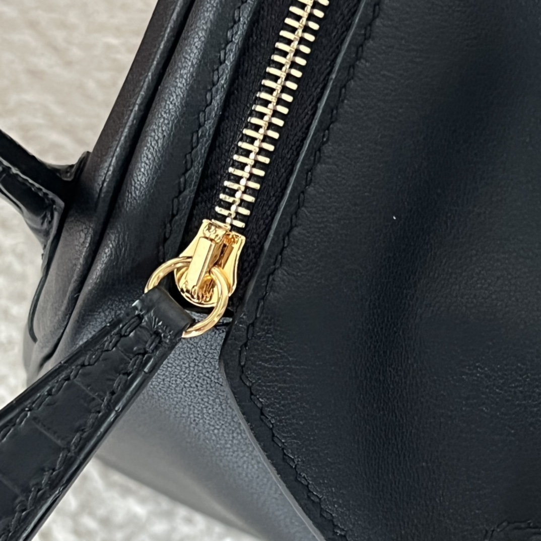 HERMES 爱马仕 【现货】 Mini Lindy 20cm 89 Nior 经典黑 Swift 现货 进口蜜蜡线 全手工制作