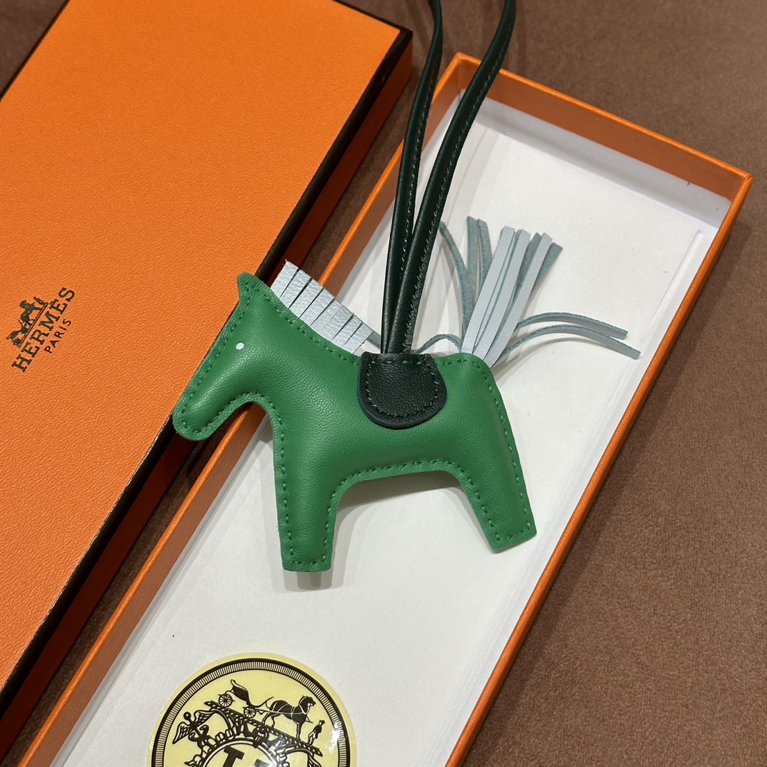 HERMES 爱马仕 【现货】小马挂件 6Q Vert Emeraude翡翠绿 7G Ciel天空蓝 G8 Vert Maquis 丛林绿 现货 进口蜜蜡线 全手工制作