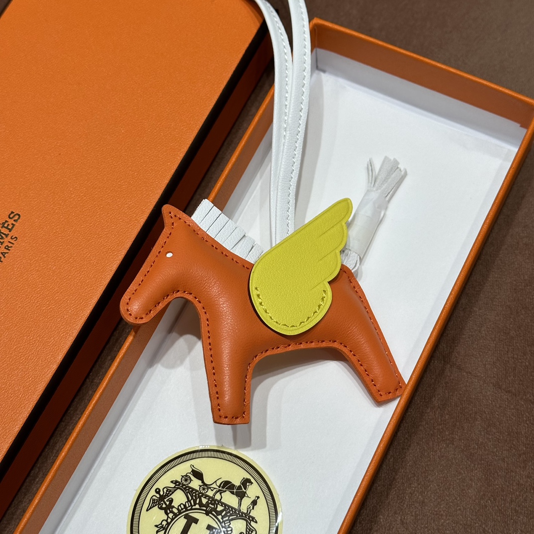 HERMES 爱马仕 【现货】 小马挂件 93 Orange 橙色 9N Citron 柠檬黄 01 Blanc白色 现货 进口蜜蜡线 全手工制作