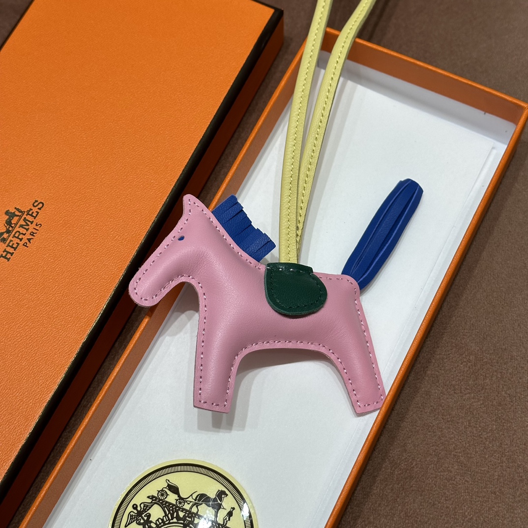 HERMES 爱马仕 【现货】小马挂件 94 Terre Cuite 陶土色 Vert Maquis 丛林绿 7T Bleu electrique电光蓝 9N Citron 柠檬黄 现货 进口蜜蜡线 全手工制作