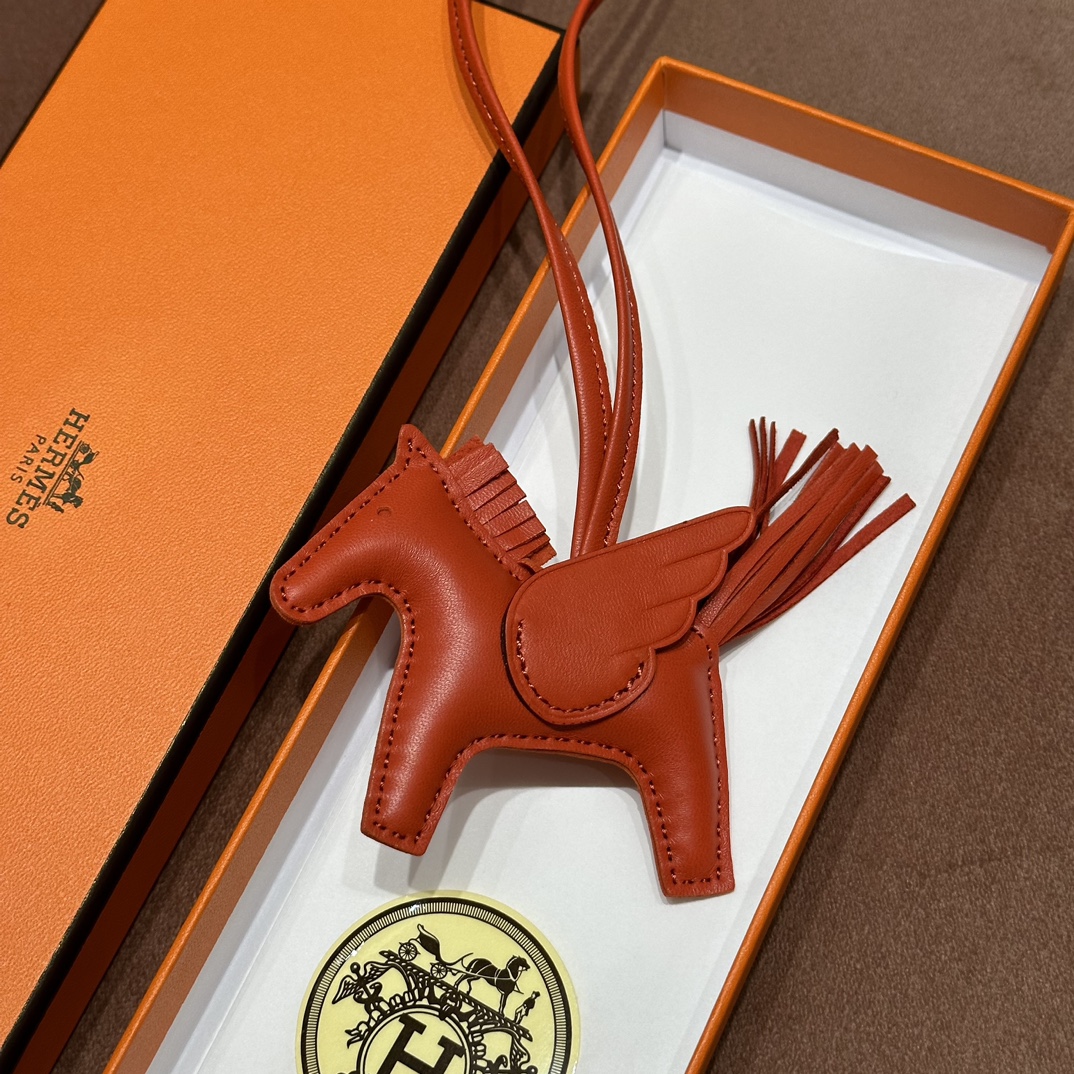 HERMES 爱马仕 【现货】小马挂件 S5 Rouge Tomate爱心红 现货 进口蜜蜡线 全手工制作