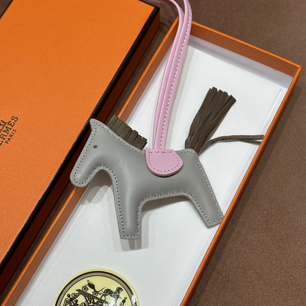 HERMES 爱马仕 【现货】小马挂件 M8 Gris Asphalte 沥青灰 46 EBONE乌木 3Q Rose Saiura樱花粉 现货 进口蜜蜡线 全手工制作