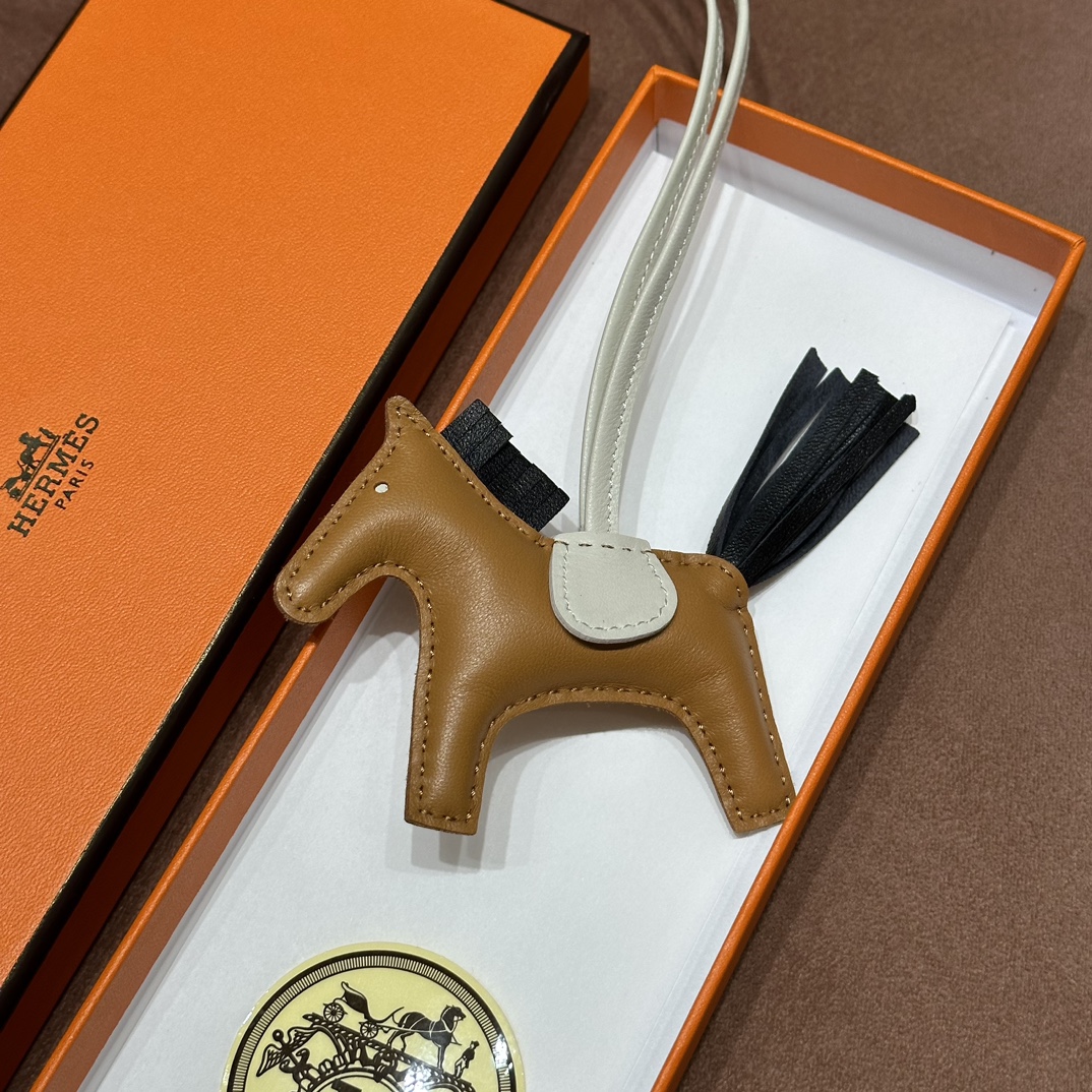 HERMES 爱马仕 【现货】小马挂件 28 Caremel焦糖色 89Nior黑色 10 Craie粉笔白 现货 进口蜜蜡线 全手工制作