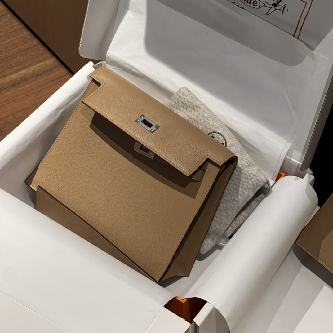 HERMES 爱马仕 Kellydanse 22cm evercolor 0M Chai 奶茶色 进口蜜蜡线 全手工制作