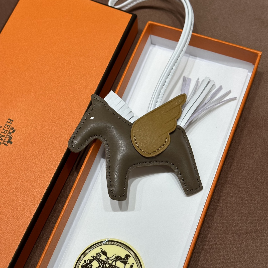 HERMES 爱马仕 【现货】小马挂件 46 EBONE乌木 01 Blanc白色 28 Caremel焦糖色 现货 进口蜜蜡线 全手工制作