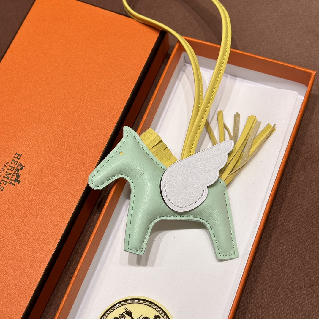 HERMES 爱马仕 【现货】小马挂件 9N Citron 柠檬黄 3I Criquet 牛油果色 01 Blanc白色 现货 进口蜜蜡线 全手工制作