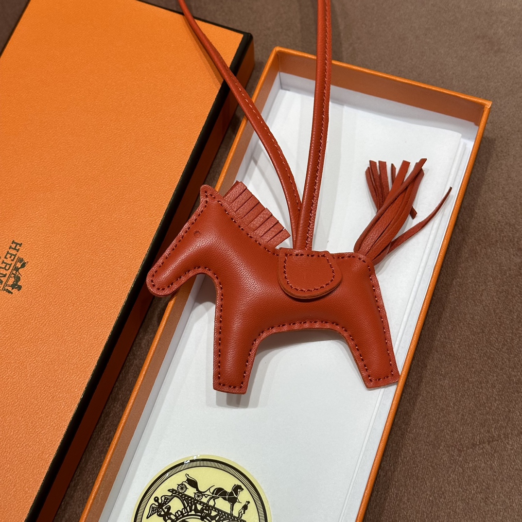 HERMES 爱马仕 【现货】小马挂件 S5 Rouge Tomate爱心红 现货 进口蜜蜡线 全手工制作