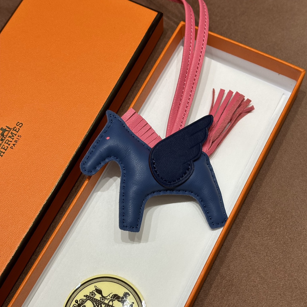 HERMES 爱马仕 【现货】小马挂件 T5 Rose Jeipur斋普尔粉 76 Bleu Indigo靛蓝色 N7 Bleu Tempete风暴蓝 现货 进口蜜蜡线 全手工制作