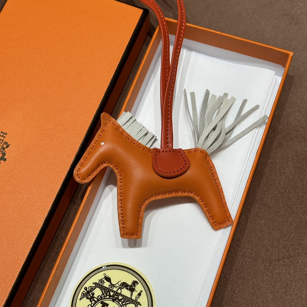 HERMES 爱马仕 【现货】小马挂件 93 Orange 橙色 80 Gris Perle 珍珠灰 S5 Rouge Tomate爱心红 现货 进口蜜蜡线 全手工制作
