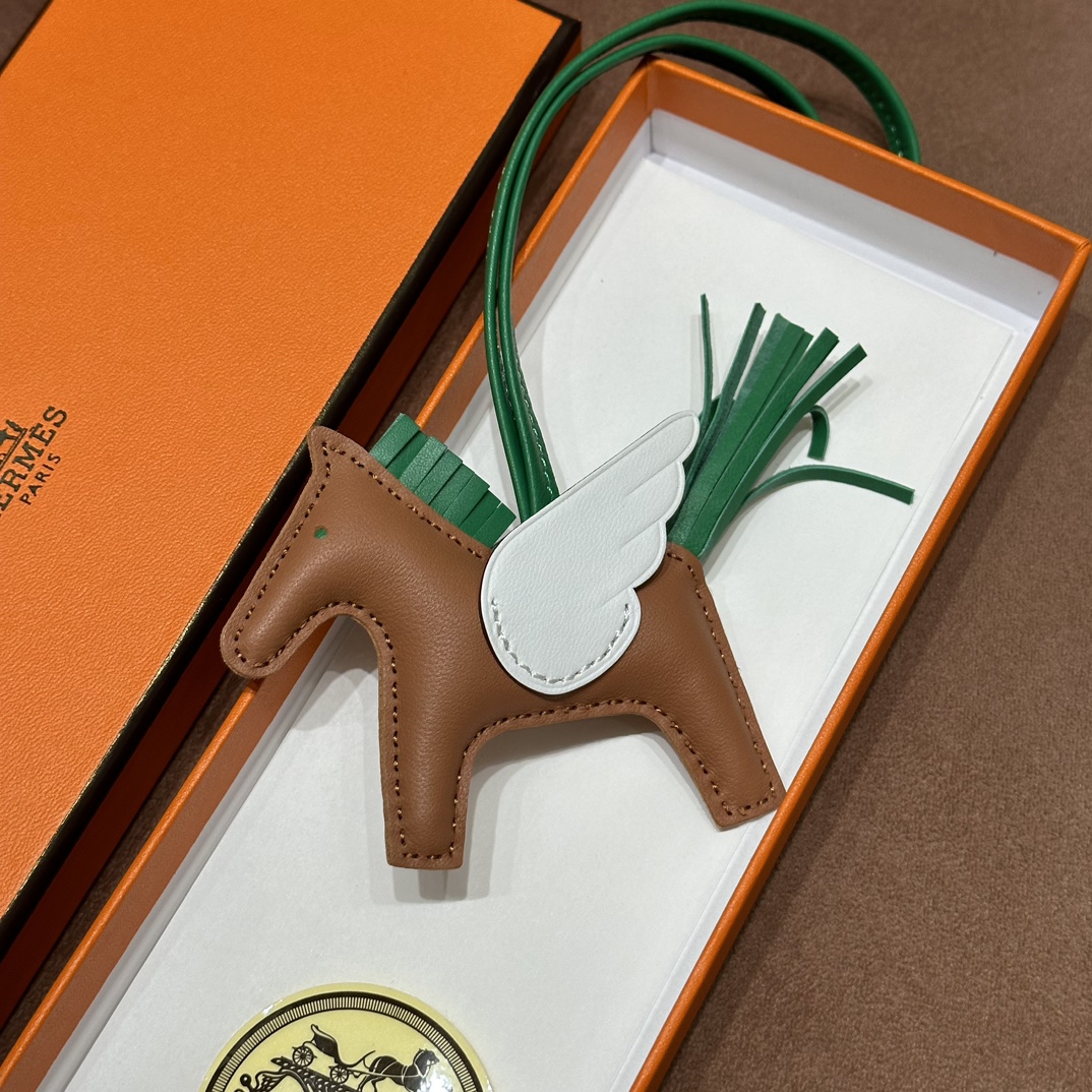HERMES 爱马仕 【现货】小马挂件 6Q Vert Emeraude宝石绿 28 Caremel焦糖色 0L冰川蓝 现货 进口蜜蜡线 全手工制作